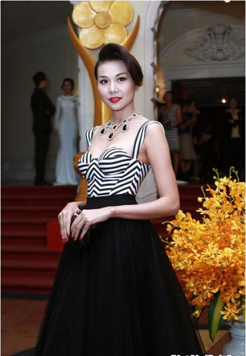 Mỹ nhân việt đón đầu trào lưu sọc đen trắng - 15