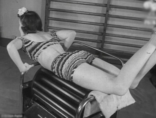 Ngày nay chị em tập thể thao diện sexy đâu ngờ 100 năm trước cồng kềnh kín hết cỡ - 6