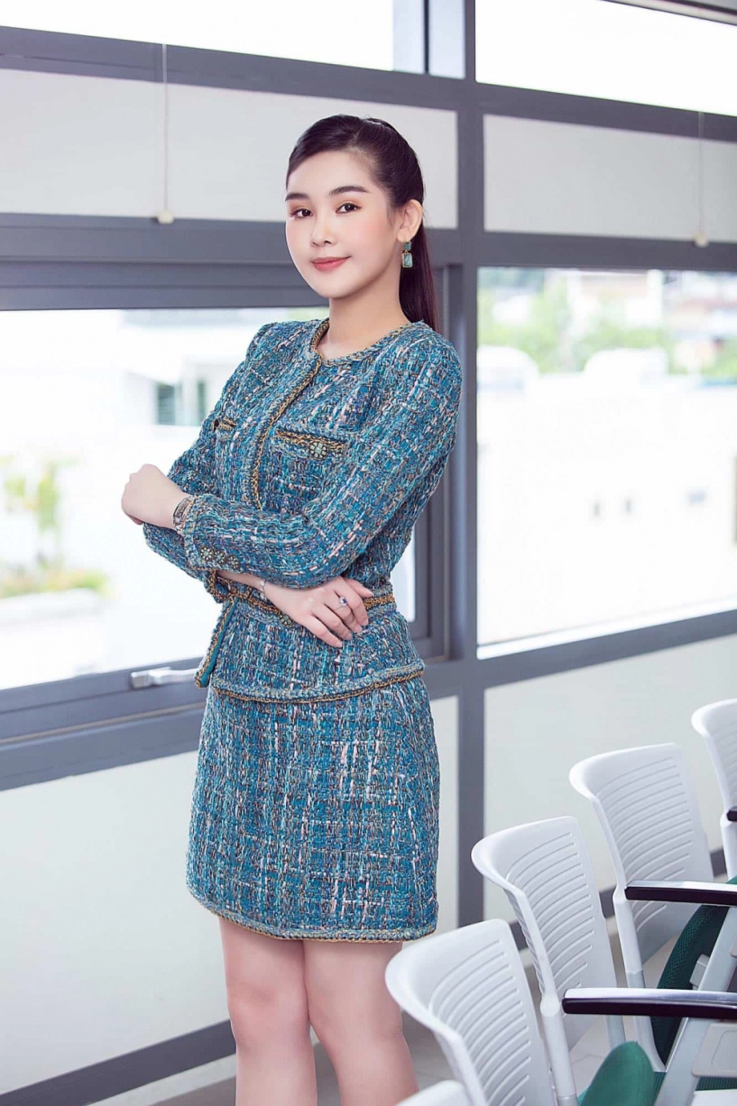 Nghỉ dạy ở nhà cô giáo lê âu ngân anh sắm váy gần trăm triệu tôn đường cong - 8