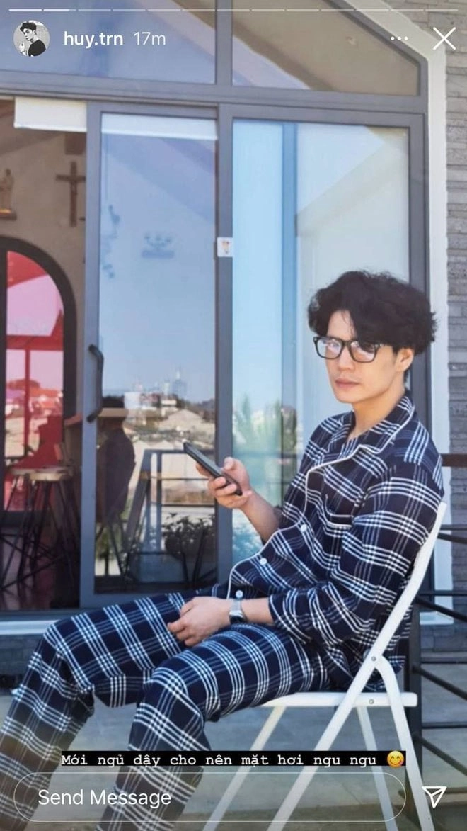 Ngô thanh vân-huy trần lộ ảnh diện đồ ngủ đôi tình tứ soi style ngày thường đồng điệu đến lạ - 3