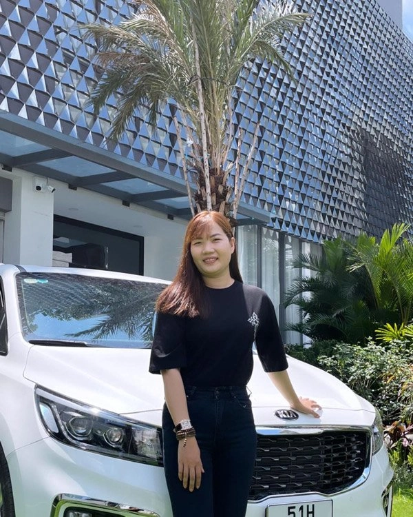 Người làm của ngọc trinh khoe gu thời trang toàn hiệu - 11
