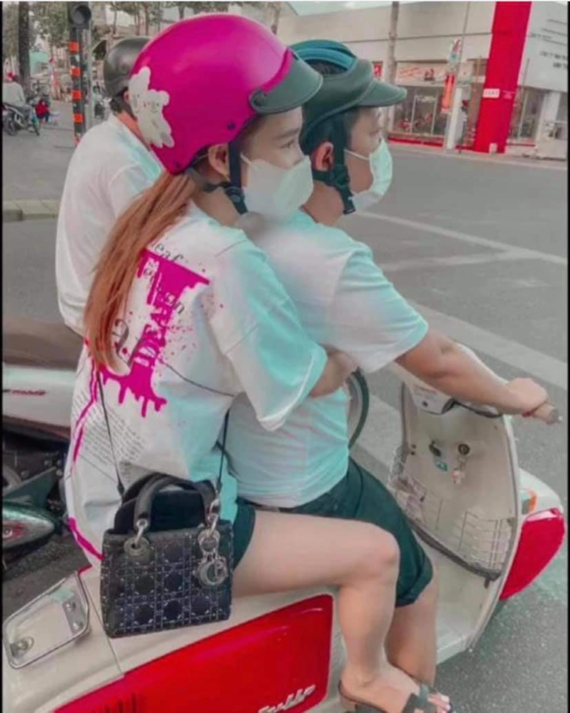 Nhã phương ôm chặt cứng trường giang áo quần bình dân nhưng vẫn không thiếu túi hiệu trăm triệu - 1