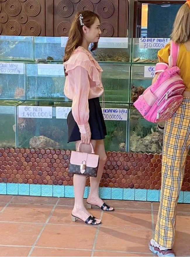 Nhã phương ôm chặt cứng trường giang áo quần bình dân nhưng vẫn không thiếu túi hiệu trăm triệu - 8