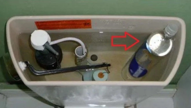 Nhà vệ sinh và bồn cầu quá hôi dạy bạn mẹo đặt chai nước vào bể giúp thơm tức khắc - 1