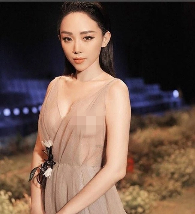 Những bộ cánh soi chiếu nội y đi vào lịch sử thảm đỏ và sân khấu - 11