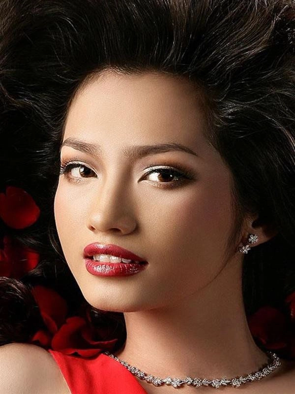 Những hoa hậu việt khóc thét vì sự cố váy áo khi thi quốc tế người cuối bị chơi xấu - 17