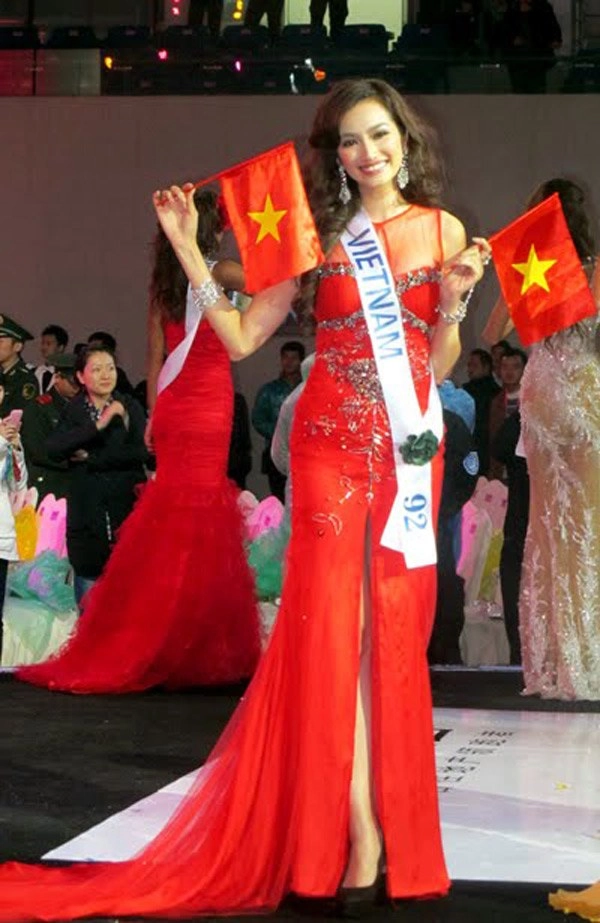 Những hoa hậu việt khóc thét vì sự cố váy áo khi thi quốc tế người cuối bị chơi xấu - 20