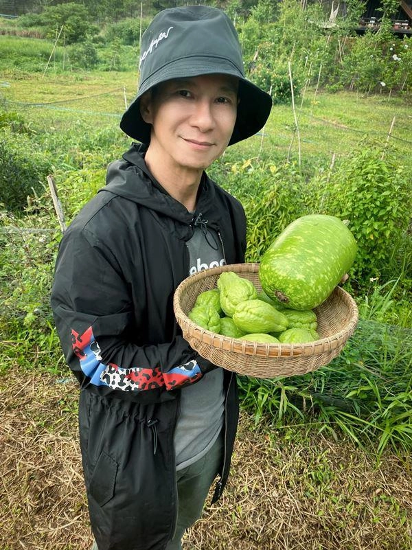 Những ông bố vừa chăm chỉ lại thương vợ con ở biệt thự vẫn tự trồng rau cho gia đình - 11