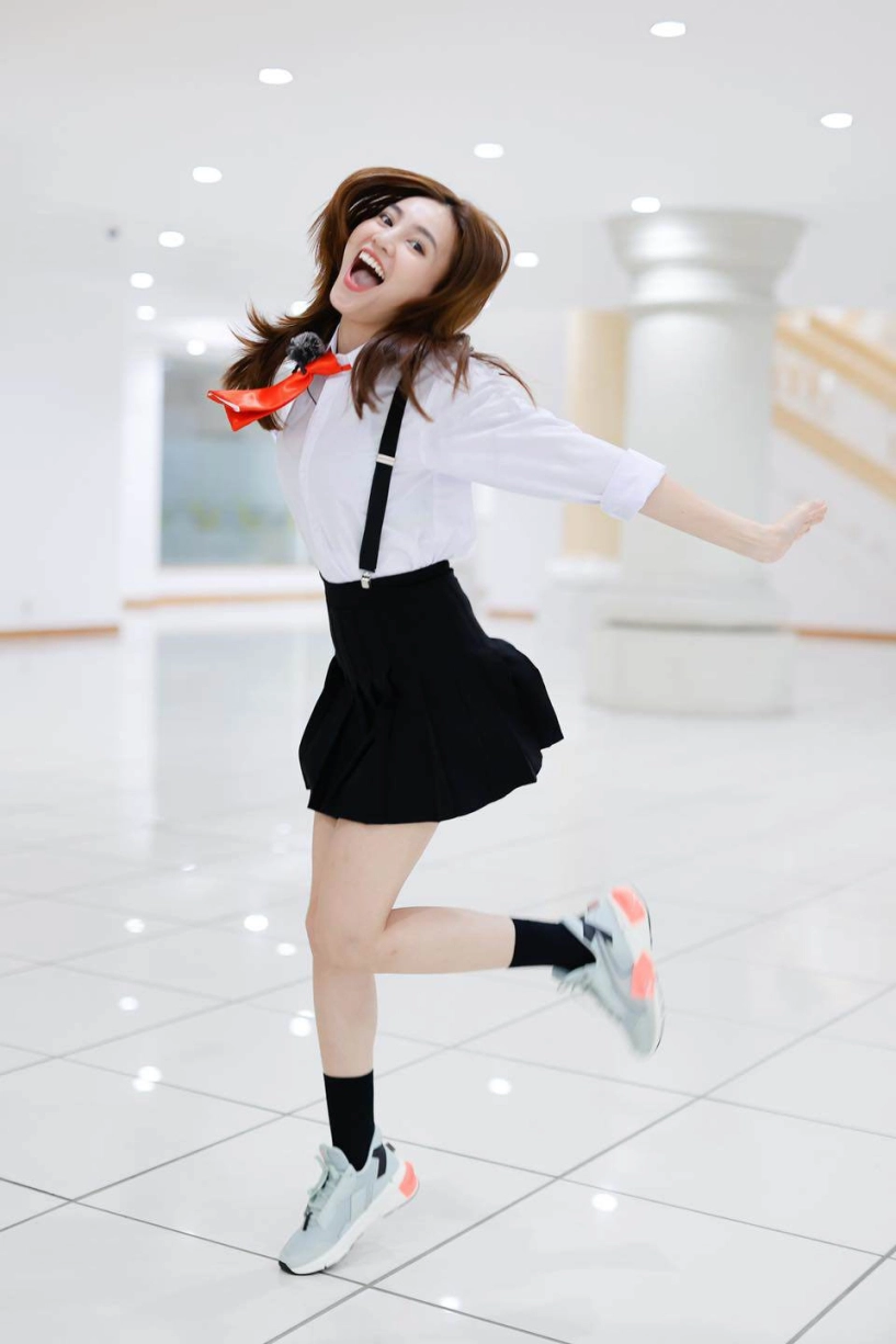 Ninh dương lan ngọc hoá nữ sinh mặc váy ngắn xinh xắn khoe chân thon dài - 1
