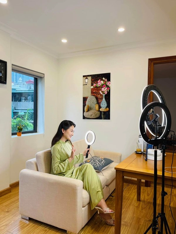 Ở nhà livestream ngọc lan vẫn diện áo dài đi giày cao gót chỉnh tề - 2