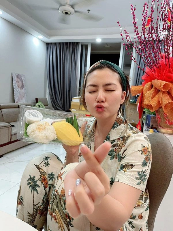 Ở nhà livestream ngọc lan vẫn diện áo dài đi giày cao gót chỉnh tề - 7