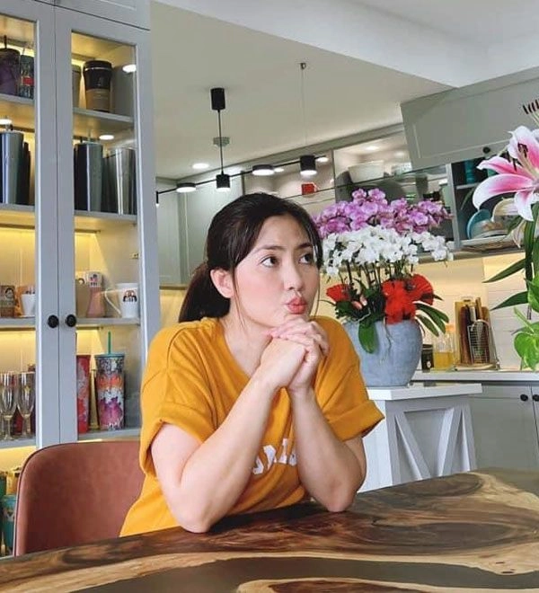 Ở nhà livestream ngọc lan vẫn diện áo dài đi giày cao gót chỉnh tề - 9