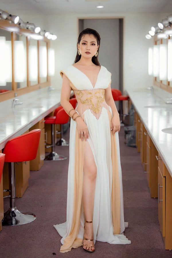 Ở nhà livestream ngọc lan vẫn diện áo dài đi giày cao gót chỉnh tề - 14