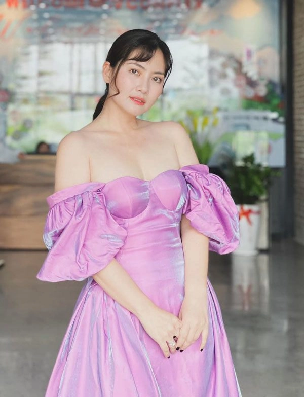 Ở nhà livestream ngọc lan vẫn diện áo dài đi giày cao gót chỉnh tề - 15