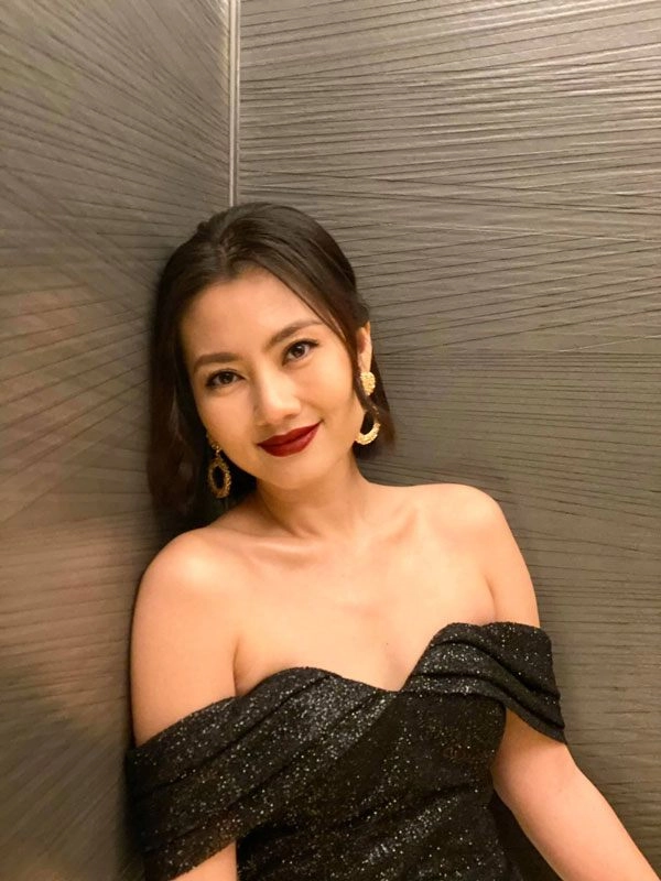 Ở nhà livestream ngọc lan vẫn diện áo dài đi giày cao gót chỉnh tề - 16