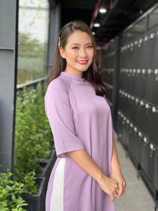 Ở nhà livestream ngọc lan vẫn diện áo dài đi giày cao gót chỉnh tề - 17