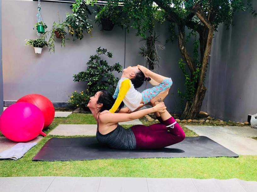 Ốc thanh vân và con gái tập yoga tiểu công chúa 8 tuổi uốn dẻo thuần thục không thua mẹ - 7