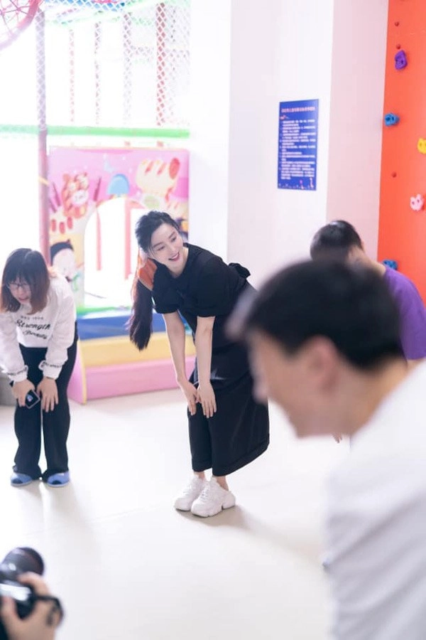 Phạm băng băng bỗng chốc hóa gái quê váy áo nhẹ nhàng tối giản hết mức - 6