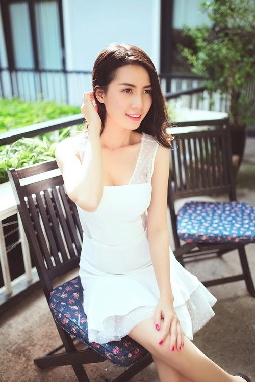 Phan thị mơ buông lơi tấm lưng trần nóng hổi - 1