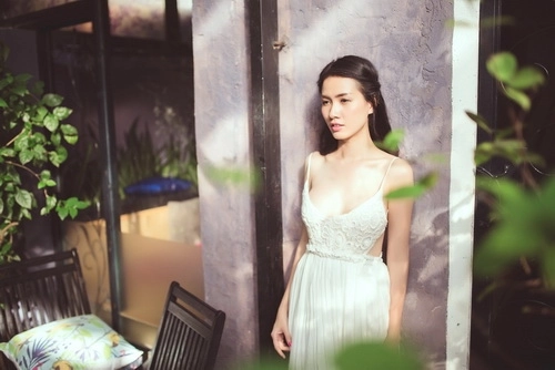 Phan thị mơ buông lơi tấm lưng trần nóng hổi - 7