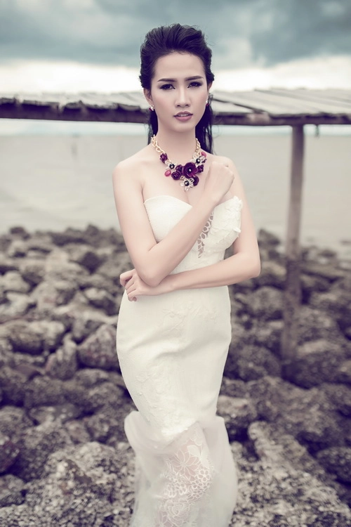 Phan thị mơ thả dáng quyến rũ bên bãi biển - 4