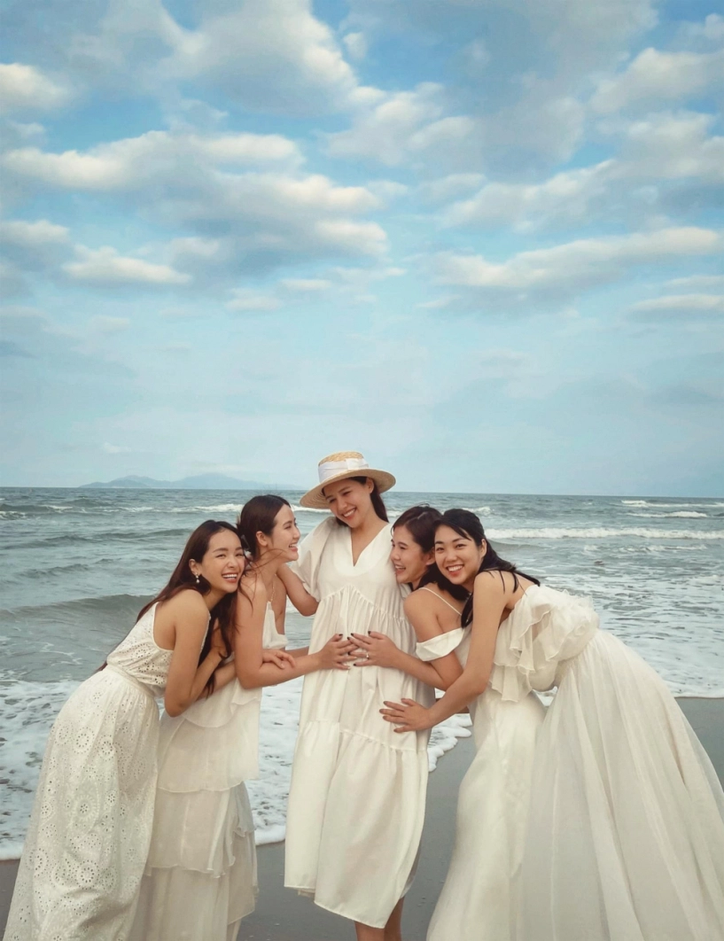 Phanh lee cùng hội chị em lên đồ nhuộm trắng biển với style hào môn sang chảnh - 4