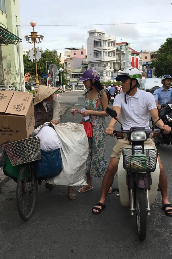 Sải bước thảm đỏ đóng vest bảnh bao ngoài đời công vinh đúng chuẩn đàn ông gia đình giản dị - 6