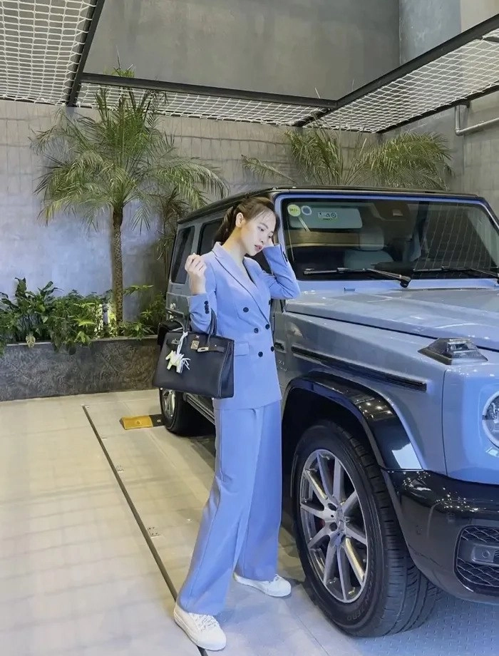 Sáng mặc đồ bộ làm bánh mì đàm thu trang tối xuất chiêu ăn diện chuẩn phu nhân hào môn - 8