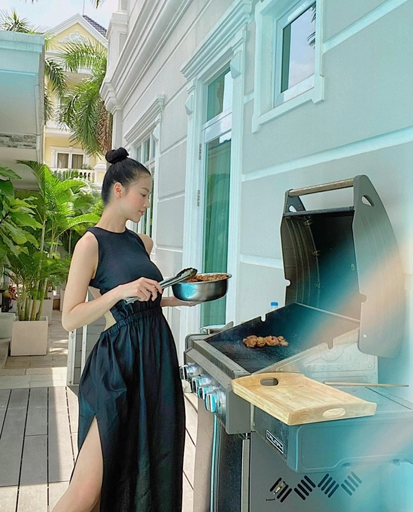 Sang như phương khánh nướng thịt mặc đầm dạ hội xách túi ngàn đô ngồi phòng khách - 1