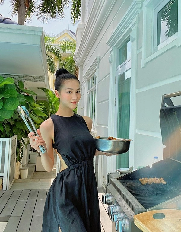 Sang như phương khánh nướng thịt mặc đầm dạ hội xách túi ngàn đô ngồi phòng khách - 2