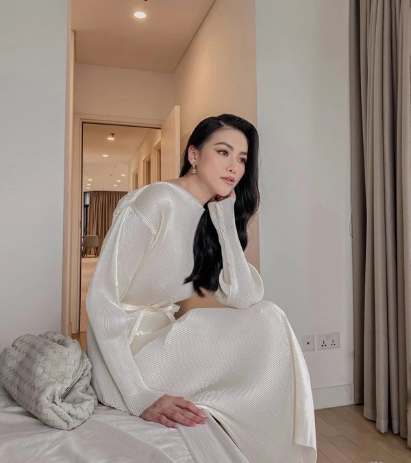 Sang như phương khánh nướng thịt mặc đầm dạ hội xách túi ngàn đô ngồi phòng khách - 3
