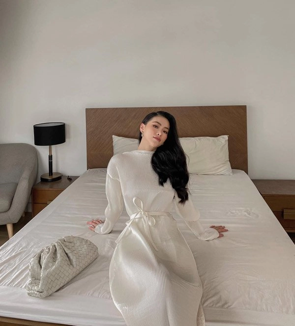 Sang như phương khánh nướng thịt mặc đầm dạ hội xách túi ngàn đô ngồi phòng khách - 4