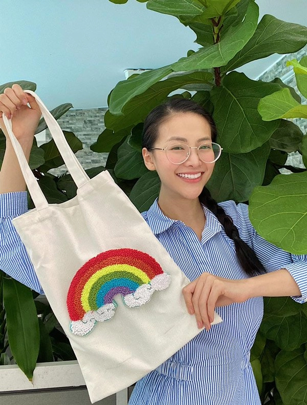 Sang như phương khánh nướng thịt mặc đầm dạ hội xách túi ngàn đô ngồi phòng khách - 10