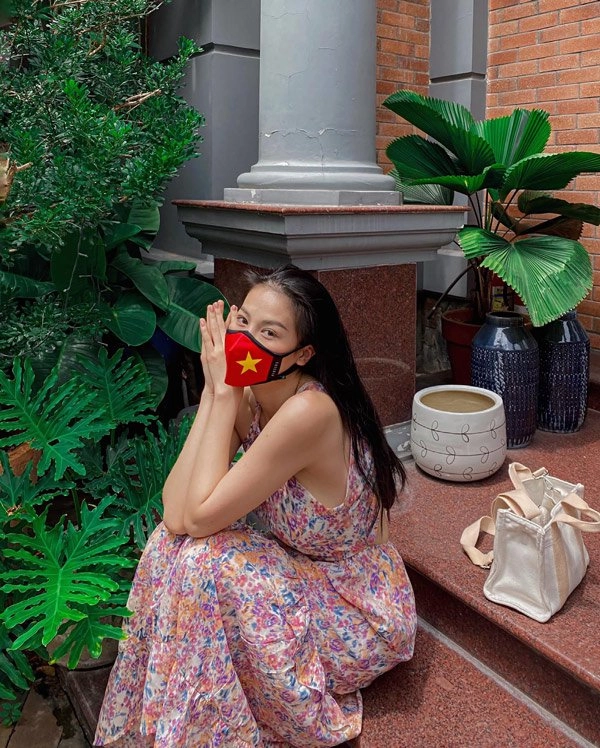 Sang như phương khánh nướng thịt mặc đầm dạ hội xách túi ngàn đô ngồi phòng khách - 11