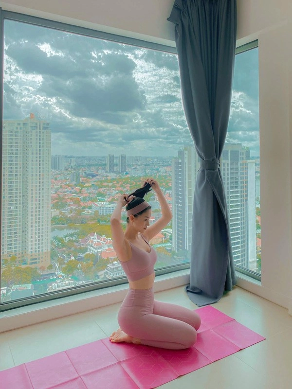 Sang như phương khánh nướng thịt mặc đầm dạ hội xách túi ngàn đô ngồi phòng khách - 19