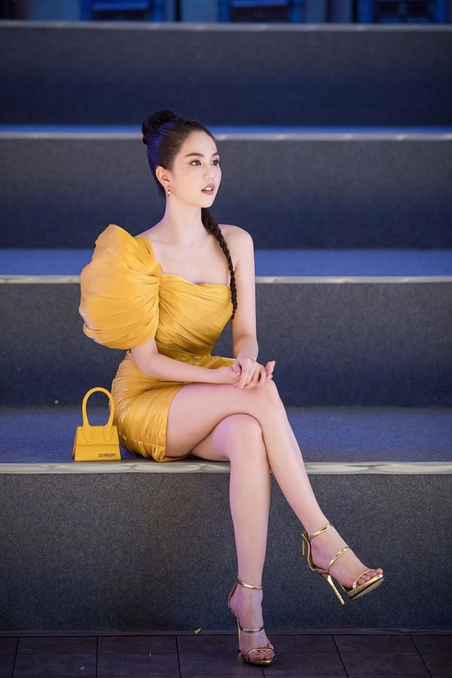 Sao sắm gì dàn mỹ nhân việt chi mạnh tay mua chiếc túi chỉ đựng được không khí - 2