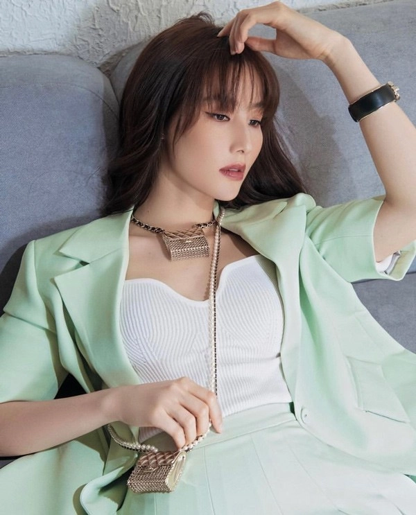 Sao sắm gì dàn mỹ nhân việt chi mạnh tay mua chiếc túi chỉ đựng được không khí - 12