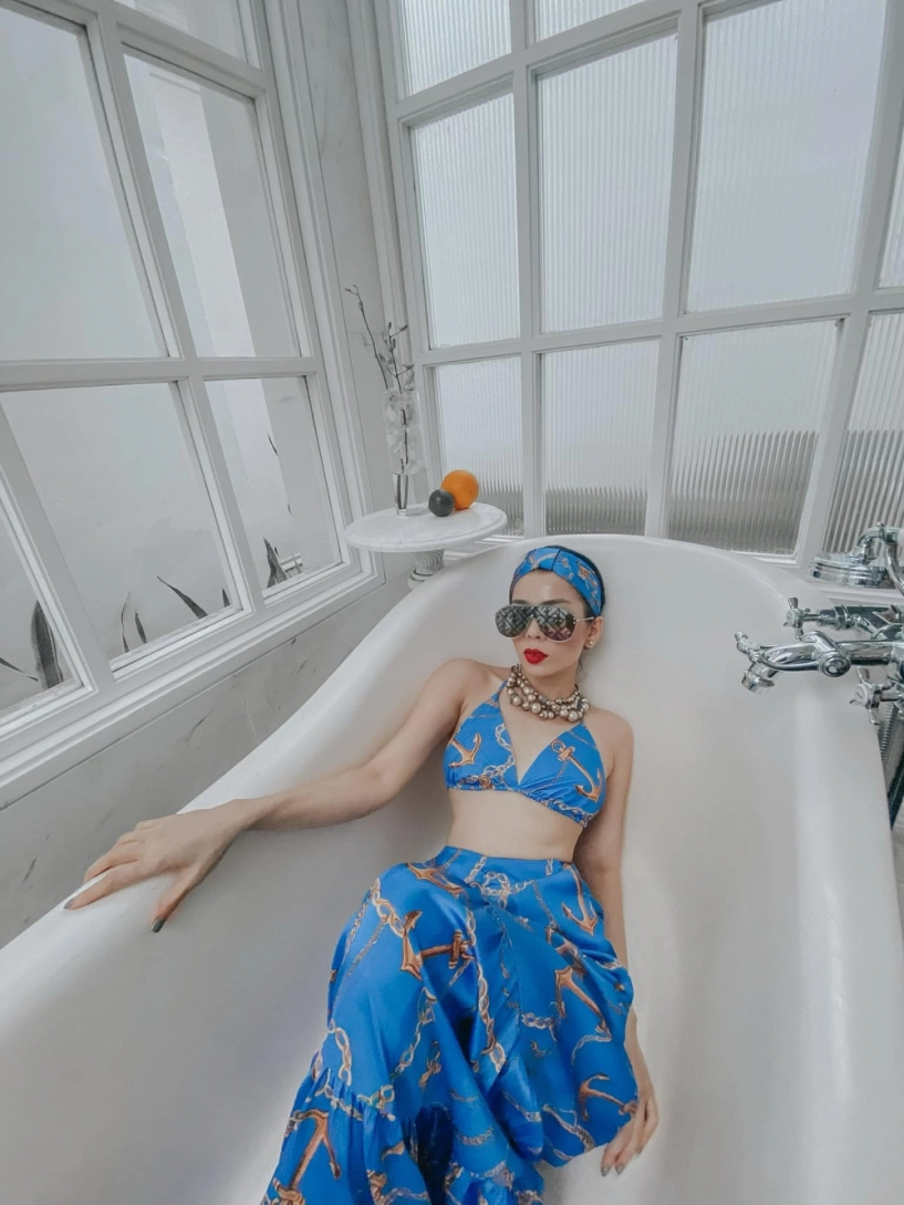 Sao sắm gì sao chi tiền đô mua bikini hiệu chỉ để diện trong nhà lệ quyên đứng đầu - 4