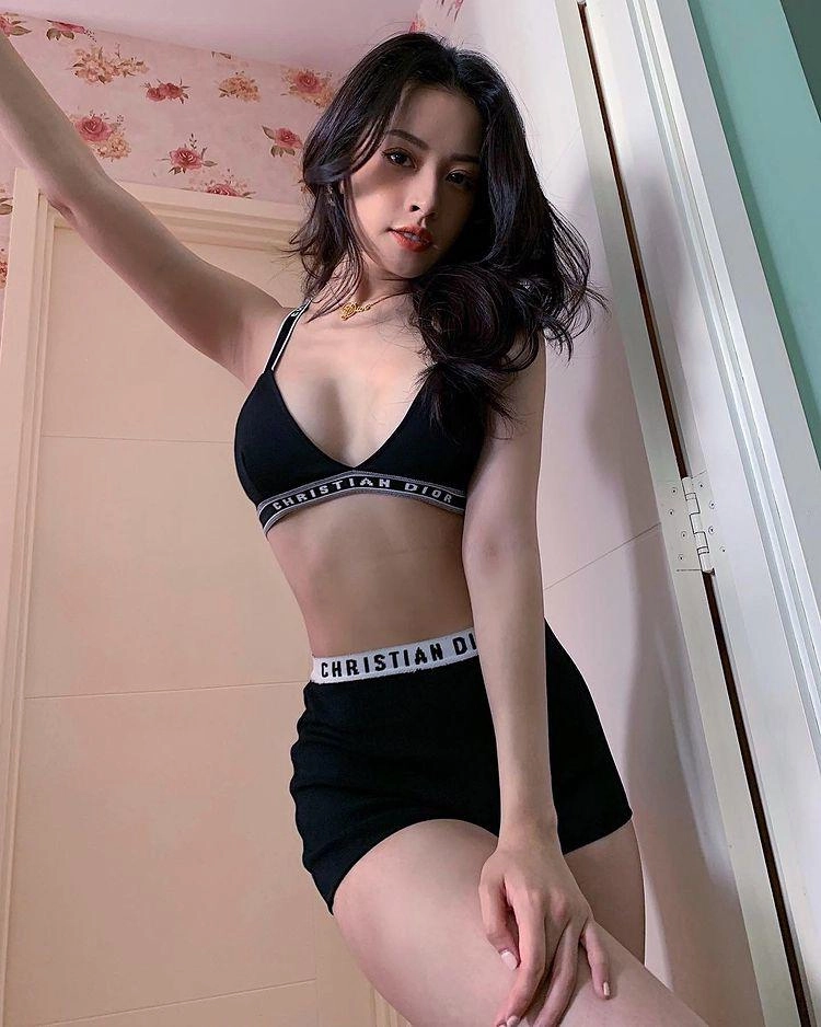 Sao sắm gì sao chi tiền đô mua bikini hiệu chỉ để diện trong nhà lệ quyên đứng đầu - 13