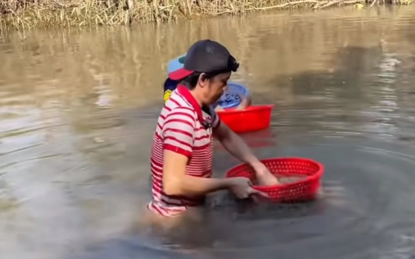 Sao vào bếp hoài linh ngụp lặn cào hến bắt cá mếu máo khi giới thiệu bữa cơm dân dã - 3