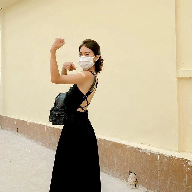 Sao việt đi tiêm vaccine mc bọc kín mít hoa hậu diễn viên đơn giản thoải mái - 1
