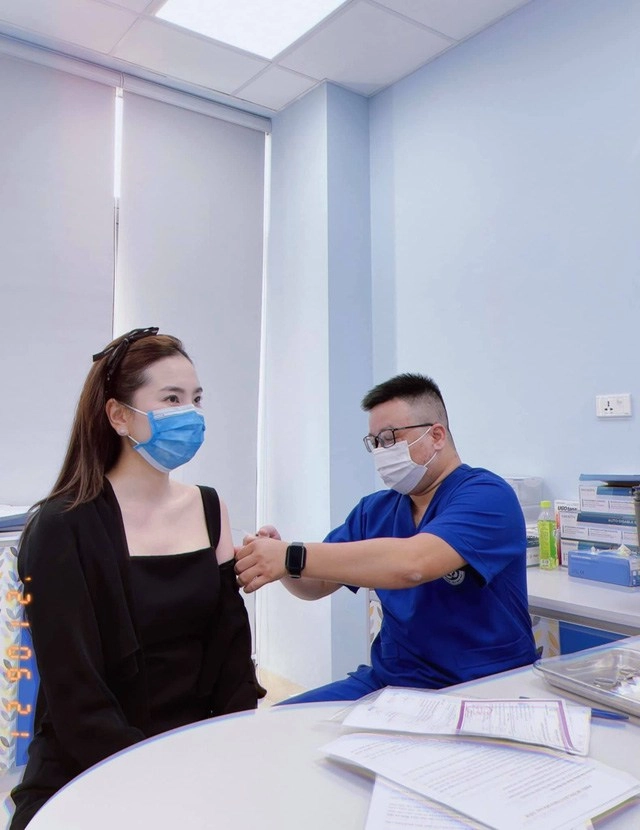 Sao việt đi tiêm vaccine mc bọc kín mít hoa hậu diễn viên đơn giản thoải mái - 9