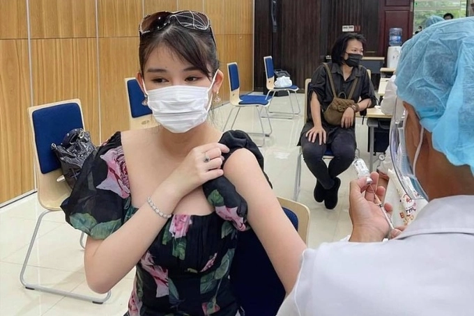 Sao việt đi tiêm vaccine mc bọc kín mít hoa hậu diễn viên đơn giản thoải mái - 10