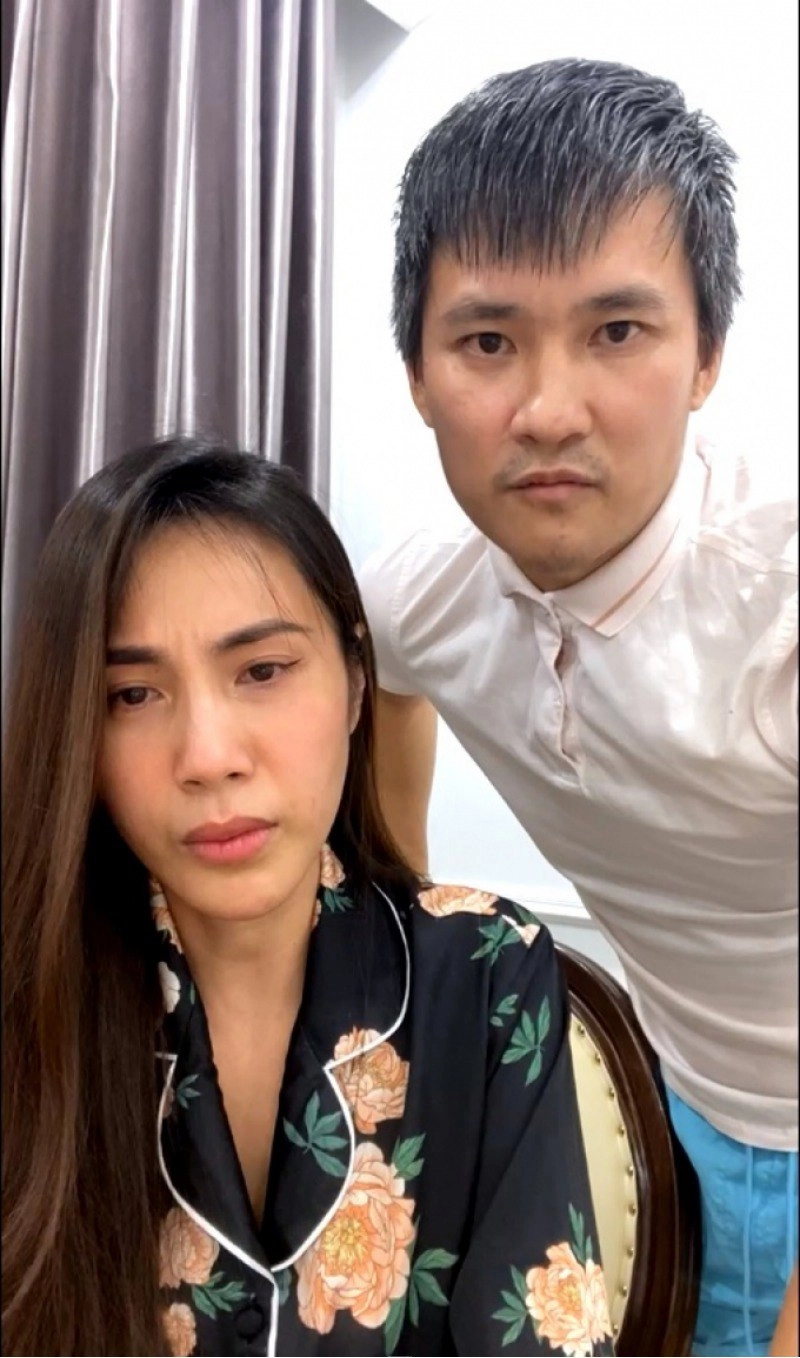 Soi phong cách các ông chồng đại gia trên livestream cường đô la giản dị cũng phải thua công vinh - 1