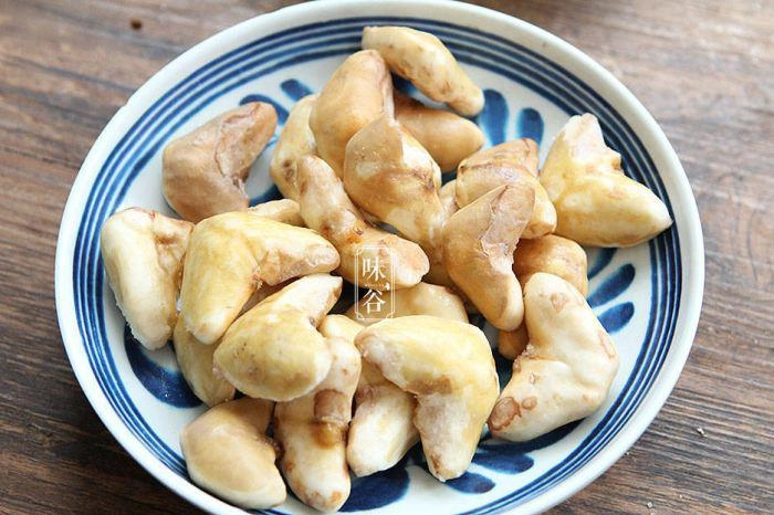 Sườn kho với loại củ đen xì đầy gai này tưởng không ngon mà ngon không tưởng - 2