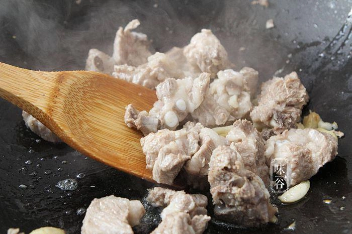 Sườn kho với loại củ đen xì đầy gai này tưởng không ngon mà ngon không tưởng - 5