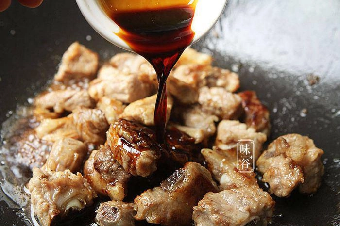 Sườn kho với loại củ đen xì đầy gai này tưởng không ngon mà ngon không tưởng - 6
