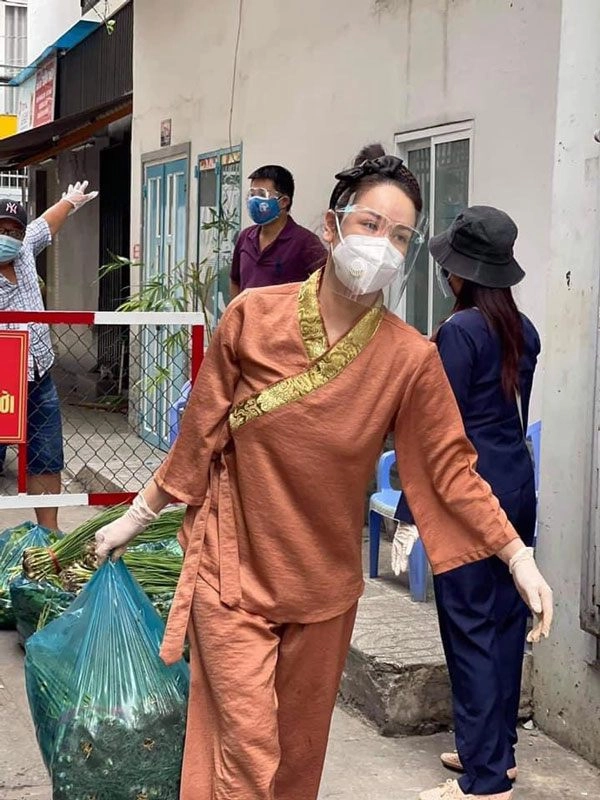 Tài tình như nhật kim anh đứng trên đôi guốc cao hàng giờ đi thiện nguyện - 1