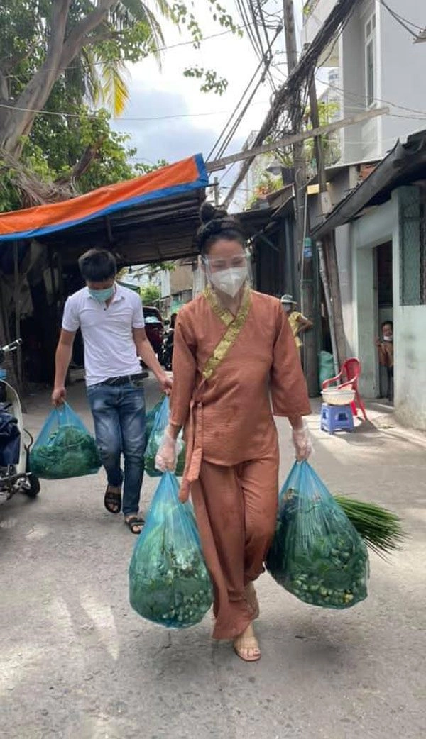 Tài tình như nhật kim anh đứng trên đôi guốc cao hàng giờ đi thiện nguyện - 4