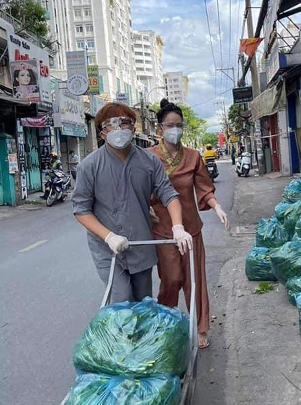 Tài tình như nhật kim anh đứng trên đôi guốc cao hàng giờ đi thiện nguyện - 5